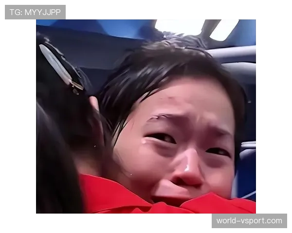 全红婵回家路上还在啃苹果，网友扒出她手机壳都磨秃了